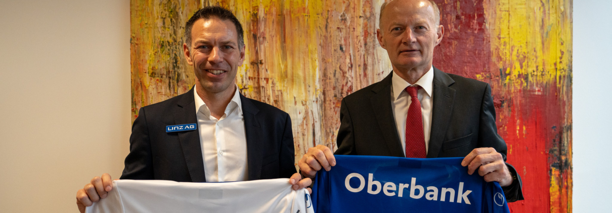 FC Blau-Weiß Linz Geschäftsführer Christoph Peschek und Oberbank Generaldirektor Dr. Franz Gasselsberger - Credits: FC Blau-Weiß Linz