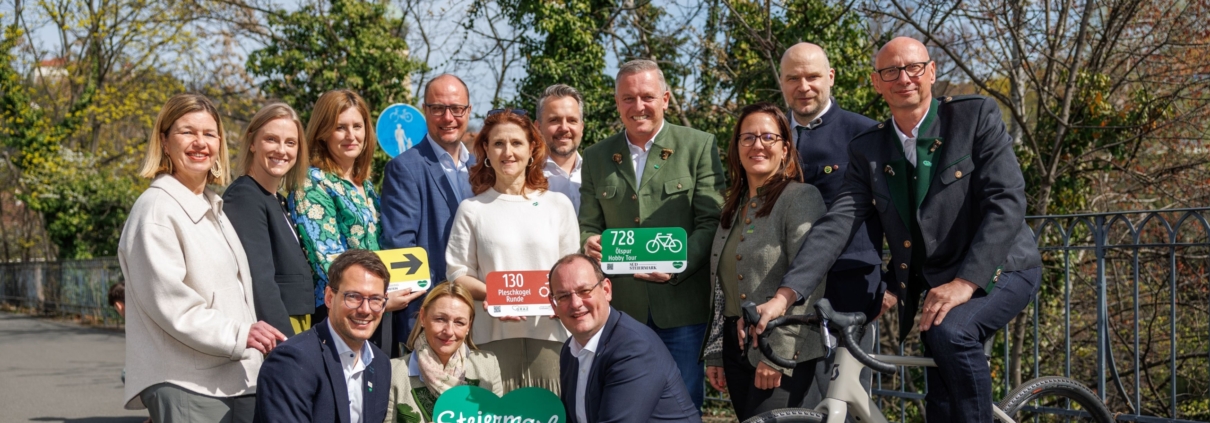 Foto (Credits: Steiermark Tourismus / Erwin Scheriau): Stehend von links. Ute Gurdet (GF Hochsteiermark), Isabella Painhapp (GF Erlebnisregion Murtal), Jaqueline Egger (GF Gesäuse), Mathias Schattleitner (GF Schladming-Dachstein), Susanne Haubenhofer (GF Erlebnisregion Graz), Michael Feiertag (GF STG), Landeshauptmann Mario Kunasek, Nicole Reiterer (GF Südsteiermark), Stefan Schindler (GF Oststeiermark), Christian Contola (GF Thermen- & Vulkanland) Hockerlnd von links: Lukas Bencsics (GF Murau), Pamela Binder (GF Ausseerland Salzkammergut), Markus Leitner (GF Erzberg Leoben)