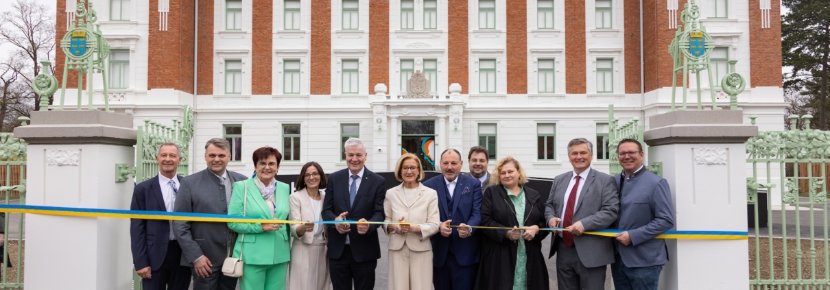 Eröffnung der NÖ Landesausstellung 2026 - Gerhard Leonhardsberger, Lukas Michlmayr, Michaela Hinterholzer, Regina Bauer, Landesrat Anton Kasser, Johanna Mikl-Leitner, Christian Korbel, Elisabeth Bräutigam, Erwin Klissenbauer, Christian Haberhauer - Credits: Gerald Kühner