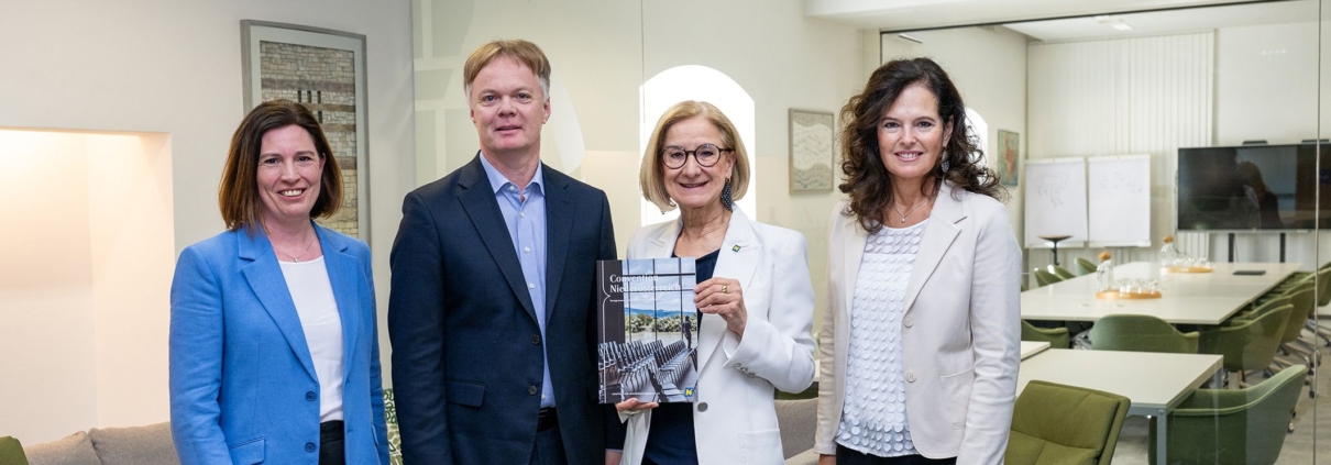 Foto (Credits: NLK Burchhart) - v.l.n.r.: Maria-Luise Fröch (Convention Bureau Niederösterreich), Michael Duscher (Geschäftsführer der Niederösterreich Werbung), Landeshauptfrau Johanna Mikl-Leitner, Edith Mader (Leiterin des Convention Bureau Niederösterreich)