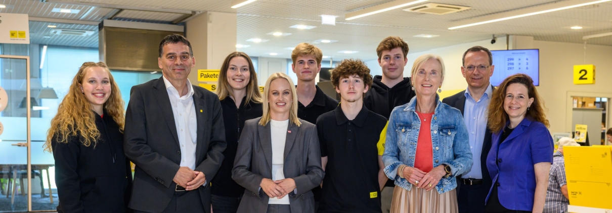 Foto v.l. (Credits: Österreichische Post AG - Gregor Nesvadba): Meghann Wadsak, ÖSV-Skispringerin, Peter Umundum, Generaldirektor-Stellvertreter, Vorstand für Paket & Logistik, Österreichische Post AG, Hannah Wiegele, ÖSV-Skispringerin, Michaela Schmidt, Sport-Staatssekretärin, Niklas Bachlinger, ÖSV-Skispringer, Johannes Pölz, ÖSV-Skispringer, Felix Endstrasser, ÖSV-Ski-Alpin-Fahrer, Roswitha Stadlober, ÖSV-Präsidentin, Franz Nigl, Leiter Personalmanagement, Österreichische Post AG, Martina Mader, Leiterin Personalentwicklung, Österreichische Post AG