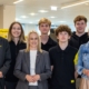 Foto v.l. (Credits: Österreichische Post AG - Gregor Nesvadba): Meghann Wadsak, ÖSV-Skispringerin, Peter Umundum, Generaldirektor-Stellvertreter, Vorstand für Paket & Logistik, Österreichische Post AG, Hannah Wiegele, ÖSV-Skispringerin, Michaela Schmidt, Sport-Staatssekretärin, Niklas Bachlinger, ÖSV-Skispringer, Johannes Pölz, ÖSV-Skispringer, Felix Endstrasser, ÖSV-Ski-Alpin-Fahrer, Roswitha Stadlober, ÖSV-Präsidentin, Franz Nigl, Leiter Personalmanagement, Österreichische Post AG, Martina Mader, Leiterin Personalentwicklung, Österreichische Post AG