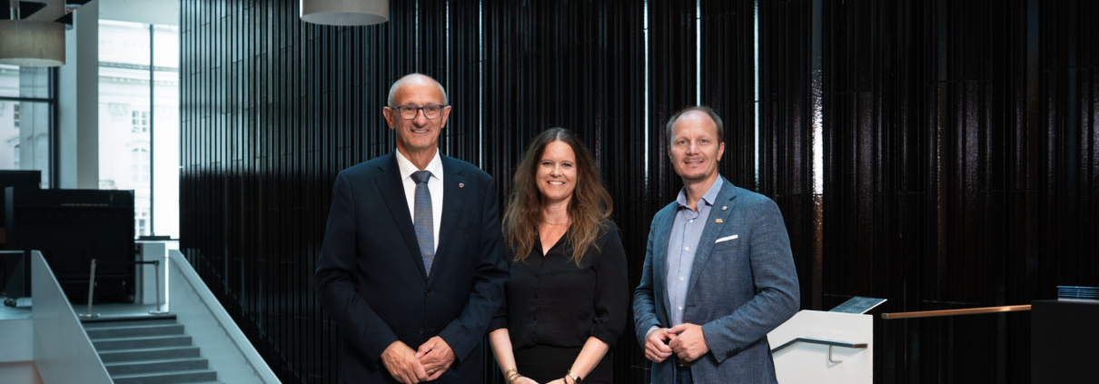 Anton Mattle (Landeshauptmann Tirol), Irene Girkinger (Geschäftsführende Intendantin), Johannes Anzengruber (Bürgermeister Innsbruck) - Credits: Tiroler Landestheater / Leon Arevalo