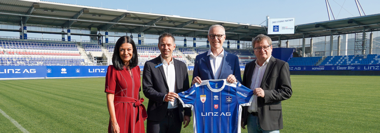 Foto (Credits: FC Blau-Weiß Linz): Kathrin Kühtreiber-Leitner (Vorstandsdirektorin Oberösterreichische Versicherung), Christoph Peschek (Geschäftsführer FC Blau-Weiß Linz), Othmar Nagl (Generaldirektor Oberösterreichische Versicherung), Robert Wasner (Vorstandsdirektor Oberösterreichische Versicherung)