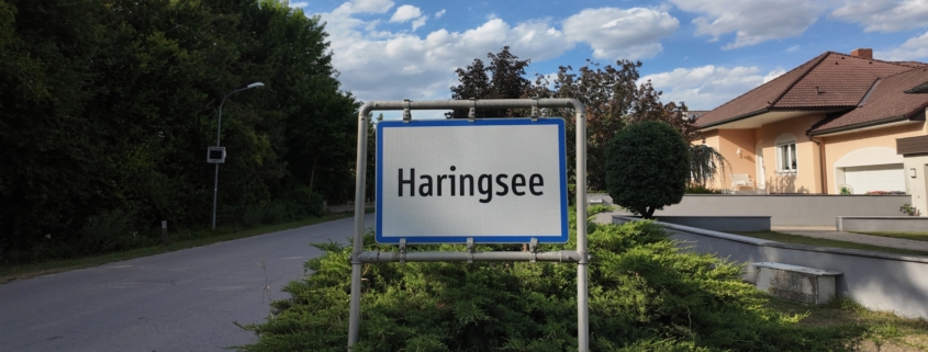 Haringsee Ortstafel - Credits Dominik Kautz