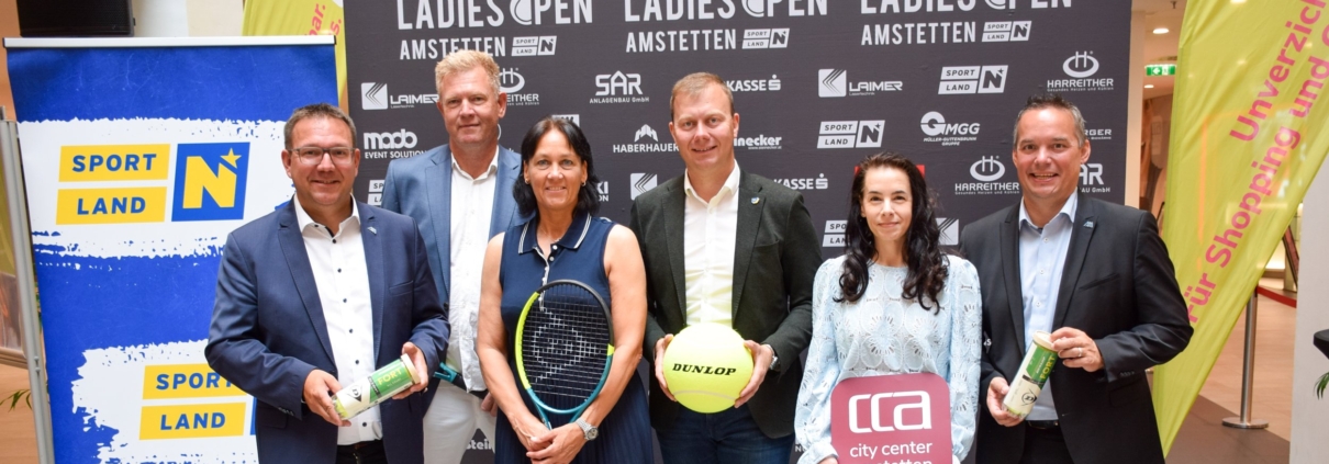 Christian Haberhauer (Bürgermeister Amstetten), Thomas Dappers (Veranstalter LADIES OPEN Amstetten), Petra Schwarz (NÖTV-Präsidentin), Alexander Schnabel (SPORTLAND Niederösterreich), Sylvia Putschögl (stv. Centerleitung City Center Amstetten) und Gerhard Irxenmeyer (Stadtrat für Wirtschaft und Sport) präsentierten die Neuerungen der LADIES OPEN Amstetten 2026 - Credits: Stadt Amstetten