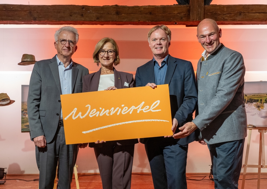 "25 Jahre Weinviertel Tourismus GmbH“ im Althof Retz: (v.l.) Markenexperte Franz Hirschmugl, Michael Duscher (GF NÖ Werbung), Landeshauptfrau Johanna Mikl-Leitner und Hannes Steinacker (GF Tourismus Weinviertel GmbH) - Credits: NLK - Jürgen Burchhart